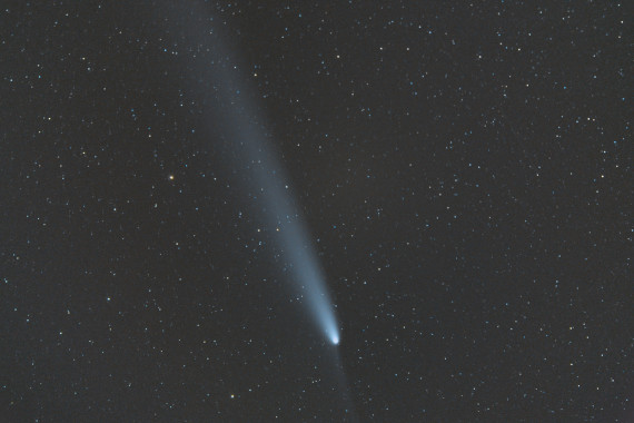 Comète à longue période découverte en 2023, périhélie le 27 septembre 2024, au plus près de la Terre le 12 octobre 2024 (71 millions de km)<br />19/10/2024 - D810A - 20 photos, 200mm, pause 5 secondes, 1600 iso